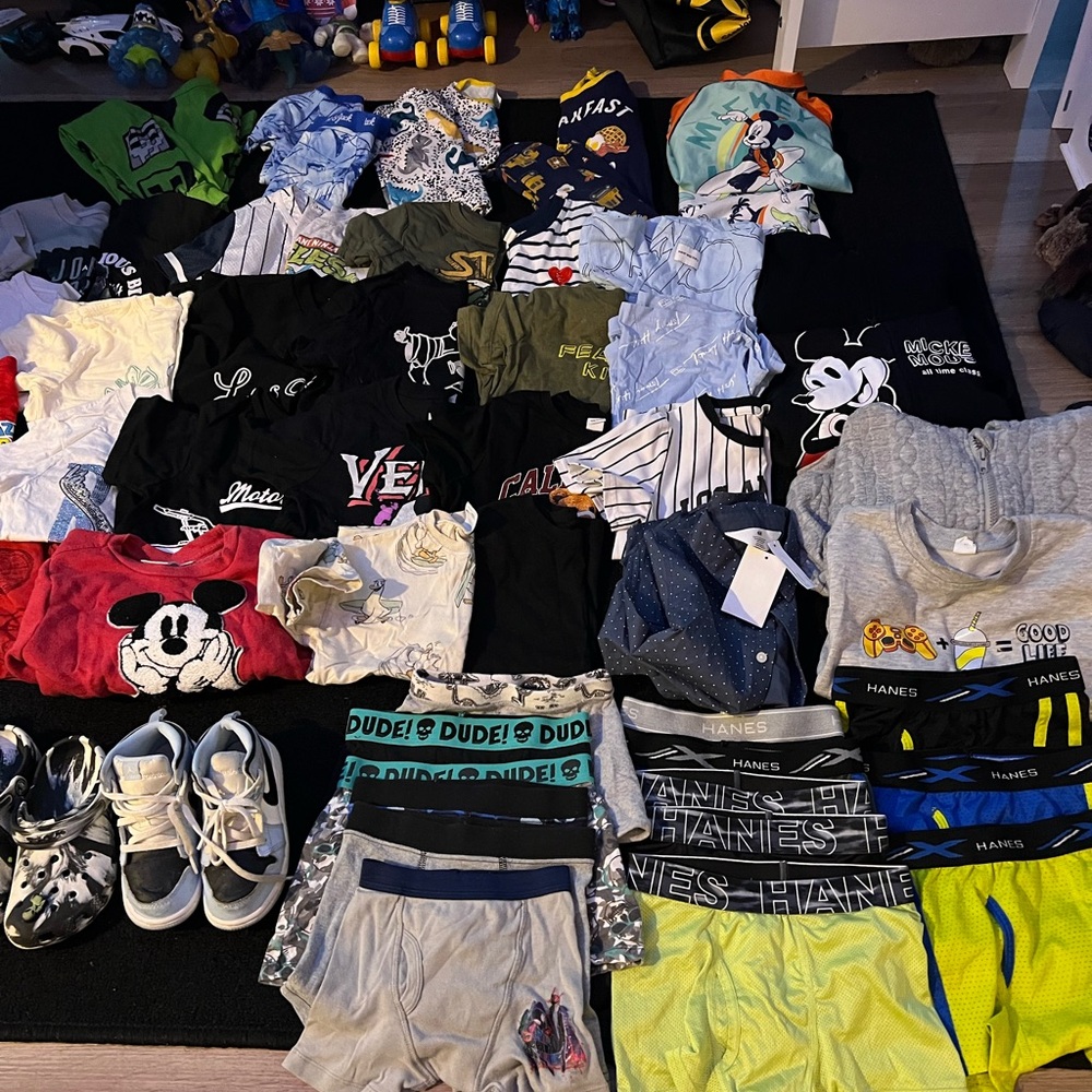 Assorted Branded Clothing Collection - Picture 3 of 5